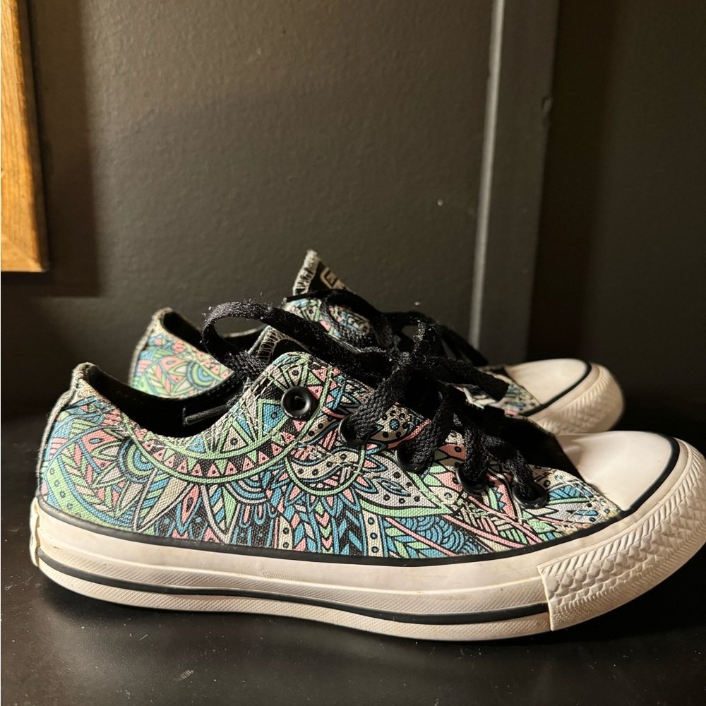 Women’s size 6 low top converse